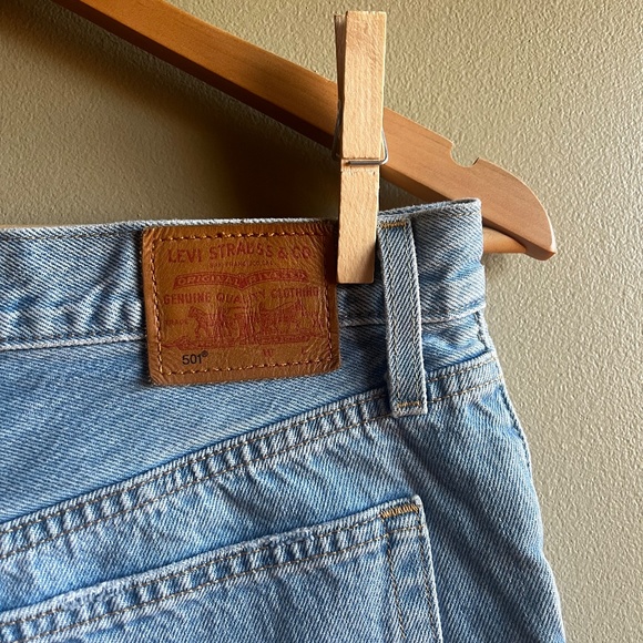 Levi Distressed Jean Shorts - Picture 3 of 9